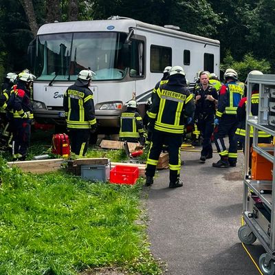 FW Ense: Person unter Wohnmobil eingeklemmt