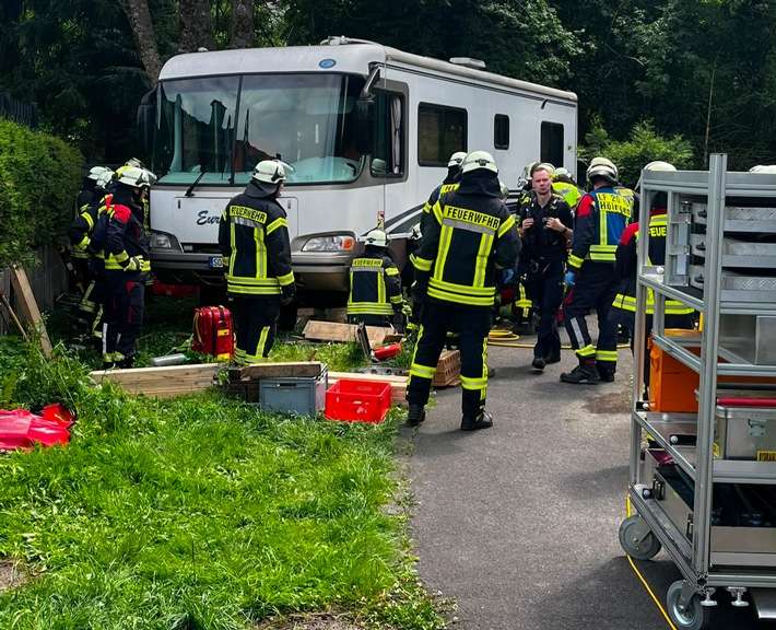 FW Ense: Person unter Wohnmobil eingeklemmt