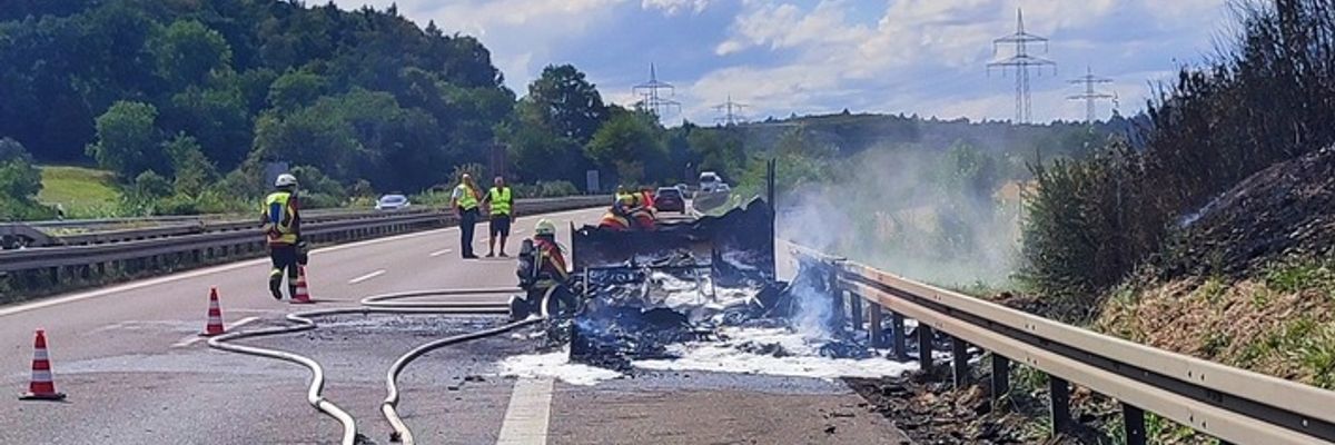 FW Stockach: Brennender Wohnwagen auf der Autobahn.