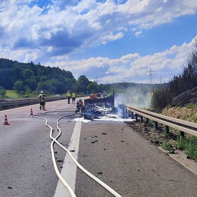 FW Stockach: Brennender Wohnwagen auf der Autobahn.