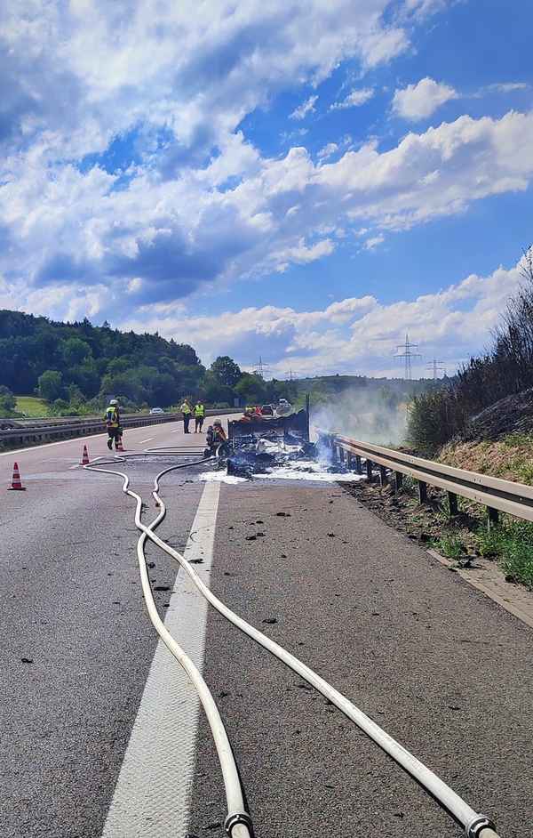 FW Stockach: Brennender Wohnwagen auf der Autobahn.
