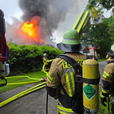 FW-ROW: Gebäudebrand in Söhlingen fordert zahlreiche Einsatzkräfte - Wohnhaus vollständig zerstört