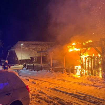 FW-AUR: Feuer an Carport greift auf Elektroautos über