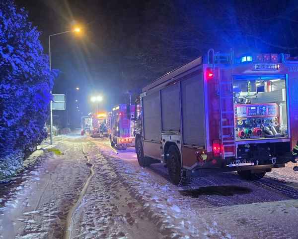 FW Celle: Kellerbrand- drei Personen und eine Katze gerettet