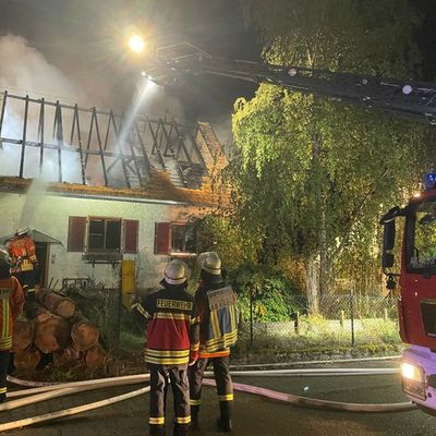 KFV-CW: Großbrand macht Wohnhaus unbewohnbar und verursacht hohen Schaden - Keine Verletzten - 50 Einsatzkräfte vor Ort