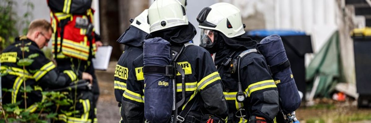 FW-MK: CO Austritt in Wohnhaus, ein Bewohner verstorben