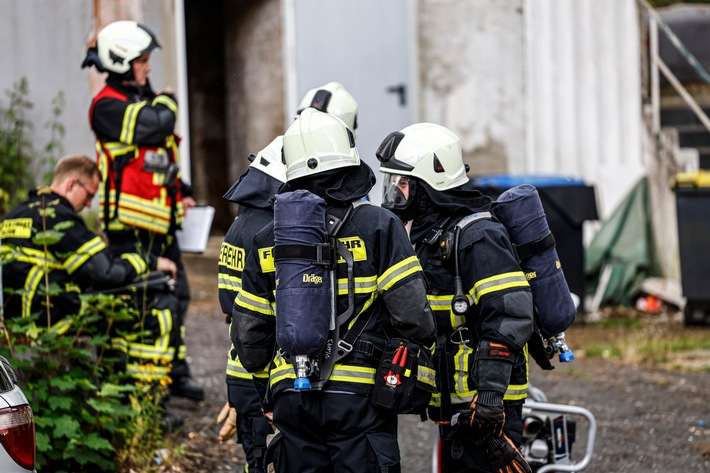 FW-MK: CO Austritt in Wohnhaus, ein Bewohner verstorben
