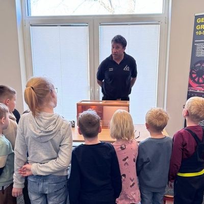 FW-AUR: Neugieriger Besuch bei der Feuerwehr