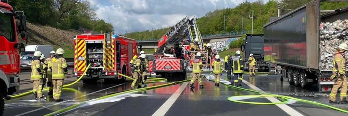 FW-GL: Brennender LKW auf der BAB 4 - Einsatz in Fahrtrichtung Köln