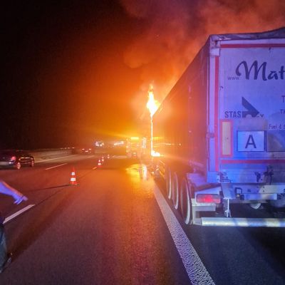 FW-NE: Zur richtigen Zeit am richtigen Ort: Feuerwehr Neuss löscht Lkw-Brand auf der A2 bei Hamm (Westfalen) | Spontane überörtliche Hilfe