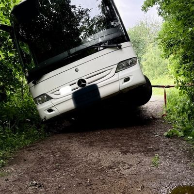 FW Ratingen: Linienbus auf Waldweg von Fahrbahn abgekommen