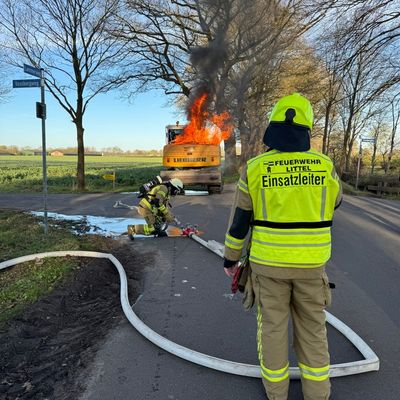 FW-OLL: Brennender Löffelbagger - schneller Löscheinsatz der Feuerwehr