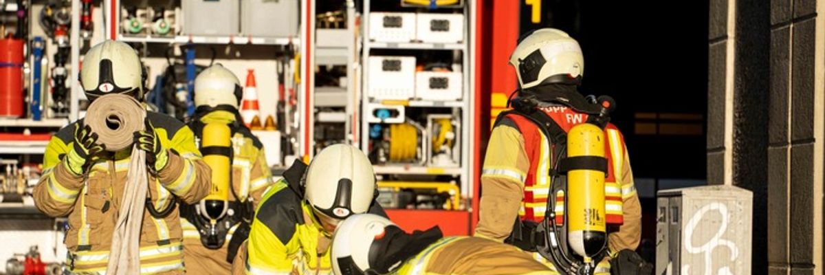 FW Dresden: Küchenbrand in Mehrfamilienhaus - Bewohnerin im Krankenhaus
