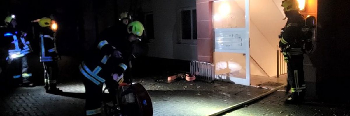 FW-OB: Rauchmelder und aufmerksamer Nachbar retten Frau und Hund das Leben