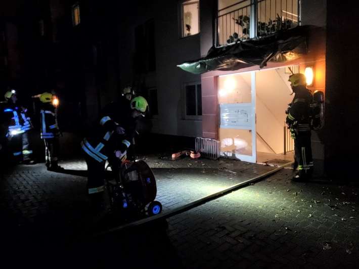 FW-OB: Rauchmelder und aufmerksamer Nachbar retten Frau und Hund das Leben