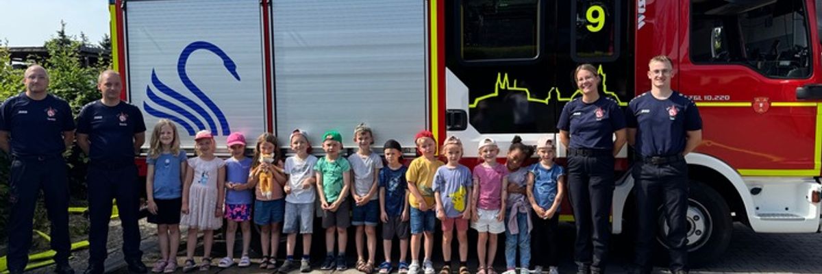 FW-KLE: Vorschulkinder des Kindergarten Gänseblümchen lernen den richtigen Umgang mit Feuer