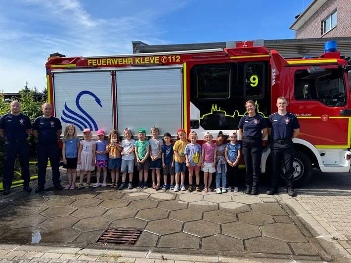 FW-KLE: Vorschulkinder des Kindergarten Gänseblümchen lernen den richtigen Umgang mit Feuer