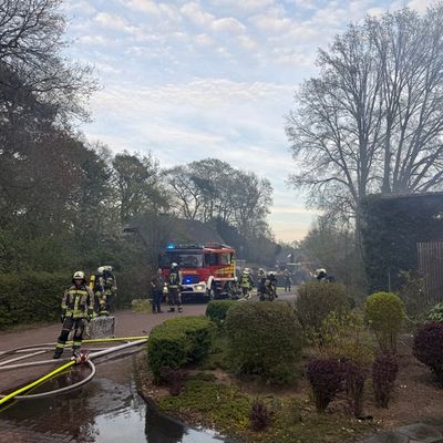 FW Hünxe: Brand eines Carports - Übergreifen der Flammen durch Feuerwehr verhindert