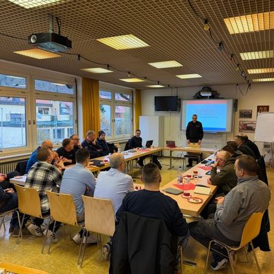 FW Weinheim: Führungsseminar der Weinheimer Feuerwehr - Führung trainieren, Zusammenarbeit stärken