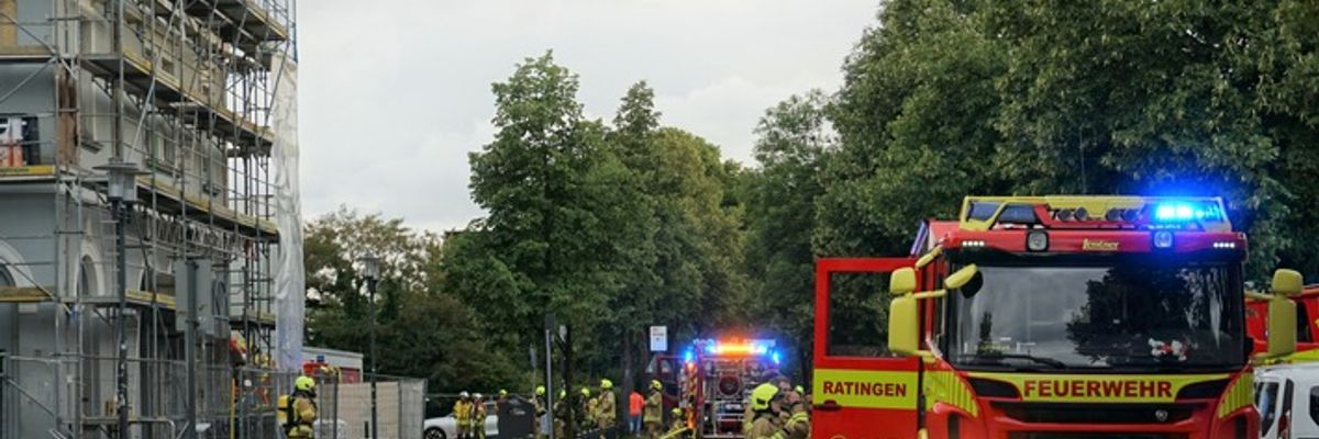 FW Ratingen: Rauchentwicklung aus Dachstuhl des Ostbahnhofes löst größeren Feuerwehreinsatz aus