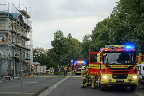 FW Ratingen: Rauchentwicklung aus Dachstuhl des Ostbahnhofes löst größeren Feuerwehreinsatz aus