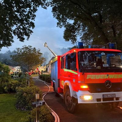 FW-ROW: Großbrand in Mehedorf: Werkstatt durch Feuer vollständig zerstört - Einsatz von über 280 Kräften - Keine Verletzten