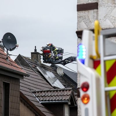 FW LK Neunkirchen: Gewitter über Neunkirchen - Blitz sprengt Kamin und Windböe bläst Verkaufsbude um
