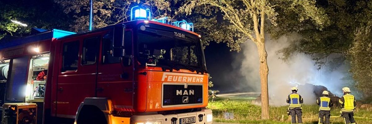 FW-PI: 20 Rundballen brennen zwischen Bönningstedt und Hasloh