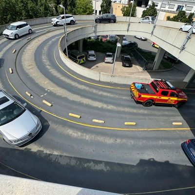 FW-EN: Schwieriger Feuerwehreinsatz nach PKW-Unfall am Mühlencenter - Zwei Leichtverletzte, vier beschädigte Fahrzeuge