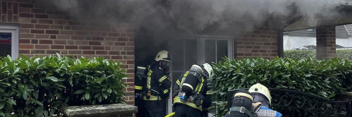 FW Dinslaken: Feuer im Hauswirtschaftsraum