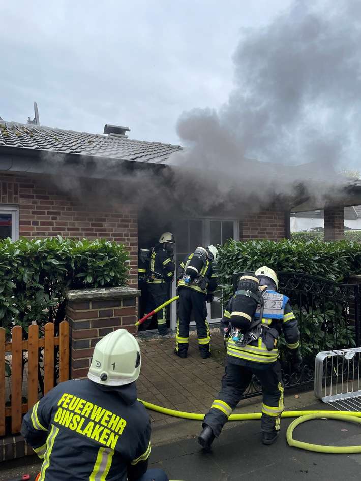 FW Dinslaken: Feuer im Hauswirtschaftsraum