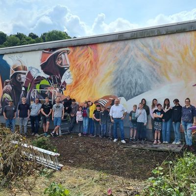 FW-AR: Farbenfrohe Hingucker am Arnsberger Bahnhof