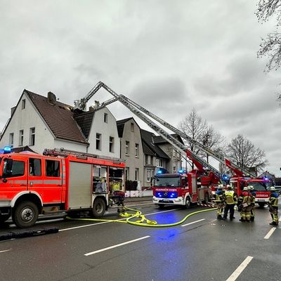 FW-E: Wohnungsbrand in Altenessen-Nord - Bewohner wird über eine Drehleiter gerettet