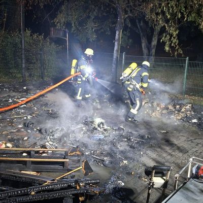 FW-Schermbeck: Brand mehrerer Müllcontainer an der Gesamtschule