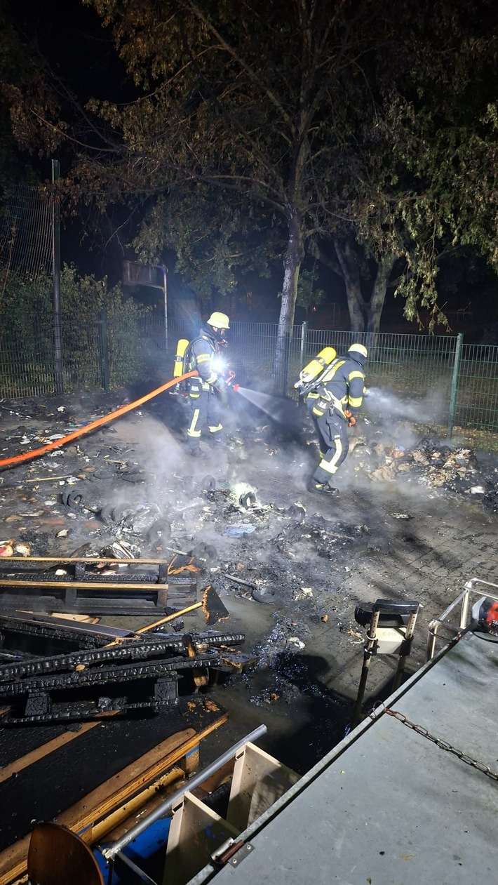 FW-Schermbeck: Brand mehrerer Müllcontainer an der Gesamtschule