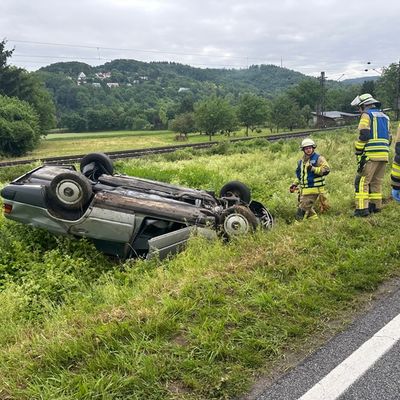 FW Weinheim: Verkehrsunfall auf der Kreisstraße 4229 bei Sulzbach - Fahrzeug überschlägt sich