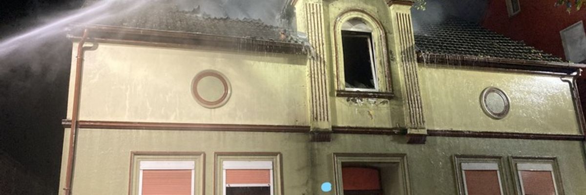 FW-BO: Dachstuhlbrand in einem leerstehendem Wohnhaus in Bochum-Leithe