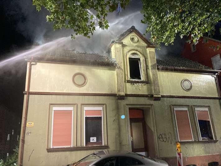 FW-BO: Dachstuhlbrand in einem leerstehendem Wohnhaus in Bochum-Leithe