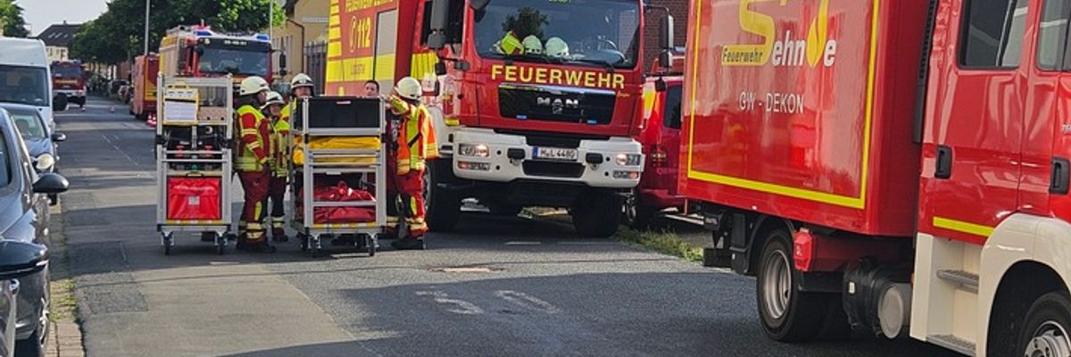 FW Lehrte: Verpuffung in chemischer Fabrik - Großeinsatz in Lehrte erweist sich als Übung