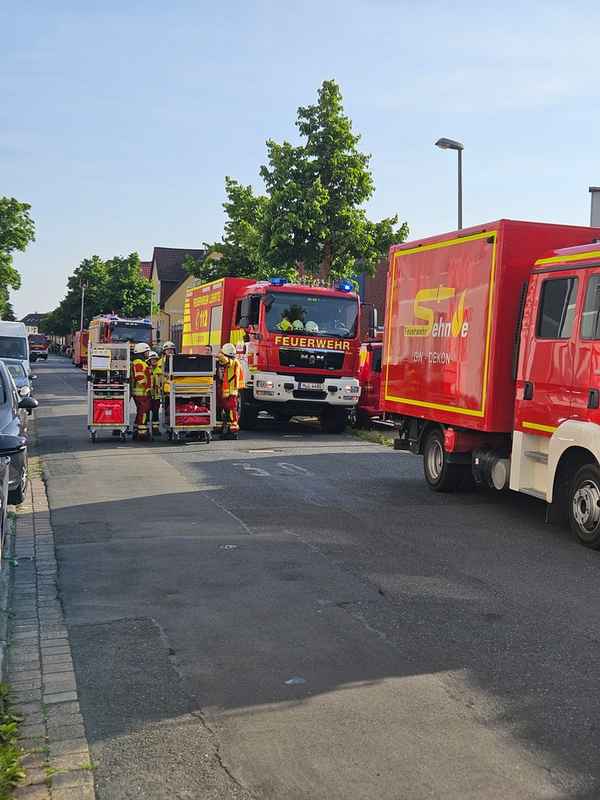 FW Lehrte: Verpuffung in chemischer Fabrik - Großeinsatz in Lehrte erweist sich als Übung