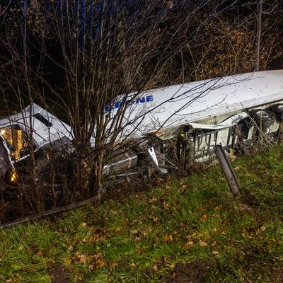 FW Porta Westfalica: 07.12.2025 - BAB2: LKW stürzt Böschung hinab / 2 Personen leichtverletzt
