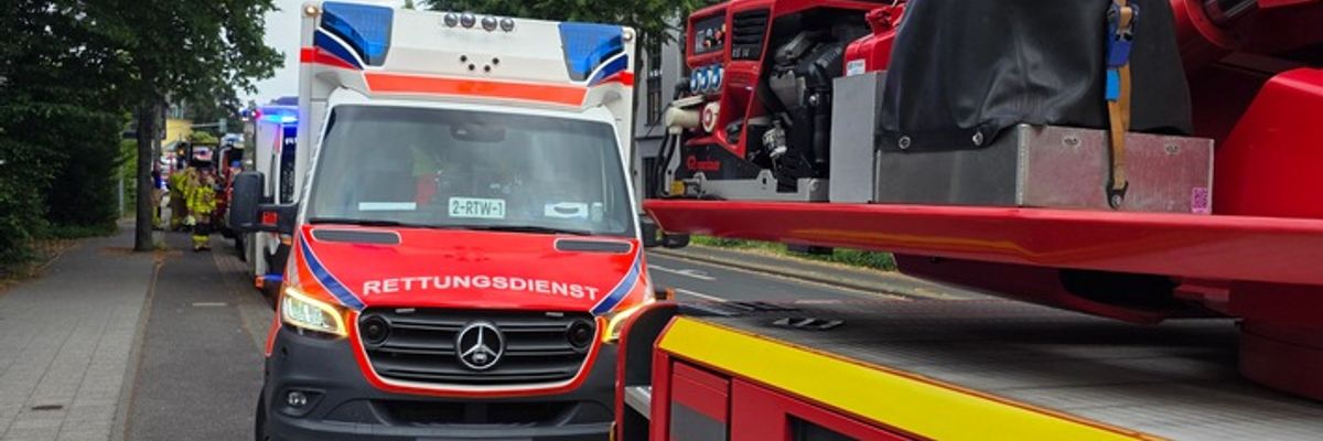FW Grevenbroich: Zwei größere Einsätze für die Feuerwehr Grevenbroich am Samstagabend Brand im Außenbereich eines Krankenhauses - Feuer an Halle in Kapellen