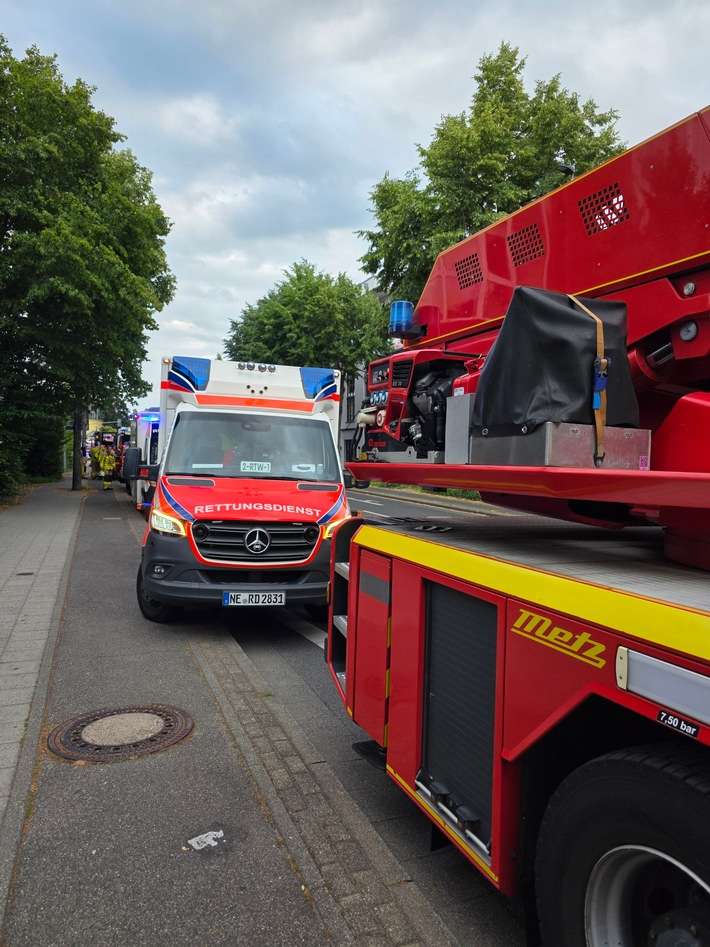 FW Grevenbroich: Zwei größere Einsätze für die Feuerwehr Grevenbroich am Samstagabend Brand im Außenbereich eines Krankenhauses - Feuer an Halle in Kapellen