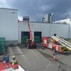 FW Lage: Feuer auf Firmendach - Aufwändiger Großeinsatz für die Feuerwehr Lage