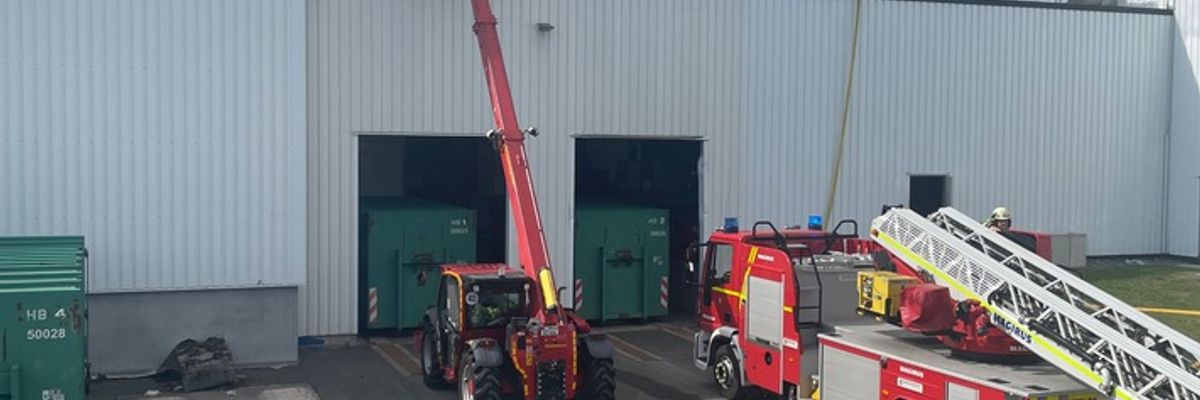 FW Lage: Feuer auf Firmendach - Aufwändiger Großeinsatz für die Feuerwehr Lage