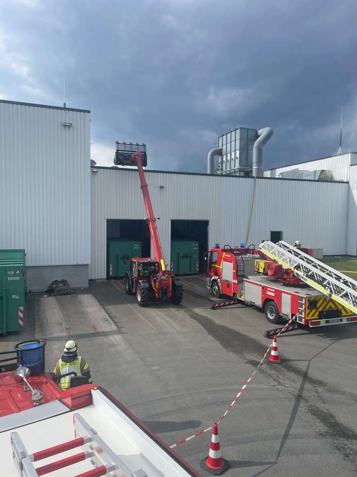 FW Lage: Feuer auf Firmendach - Aufwändiger Großeinsatz für die Feuerwehr Lage