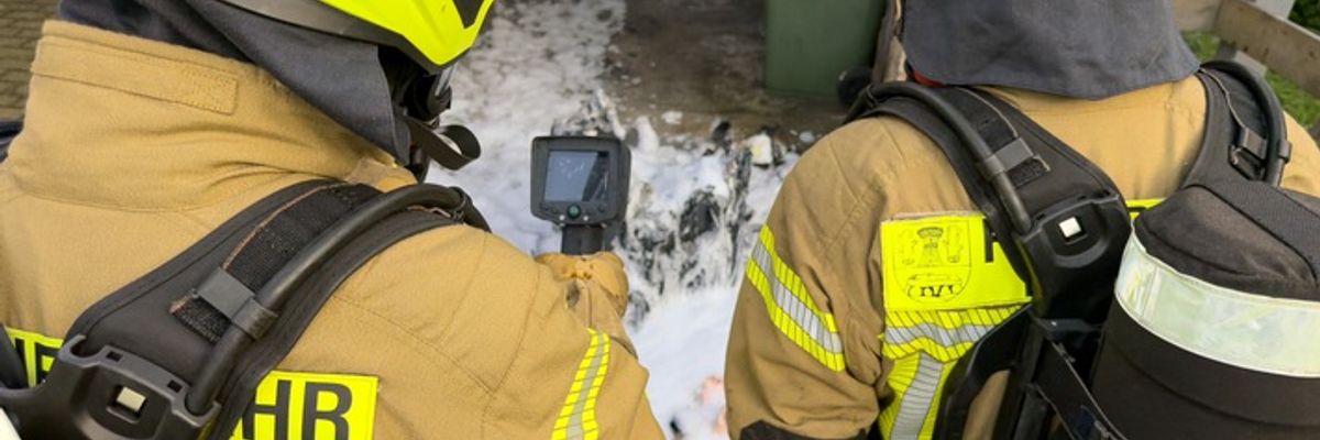 FW-OLL: Mülltonnenbrand in Garage - schnelles Eingreifen verhindert Brandausbreitung