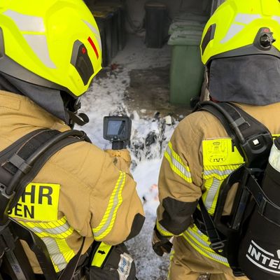 FW-OLL: Mülltonnenbrand in Garage - schnelles Eingreifen verhindert Brandausbreitung