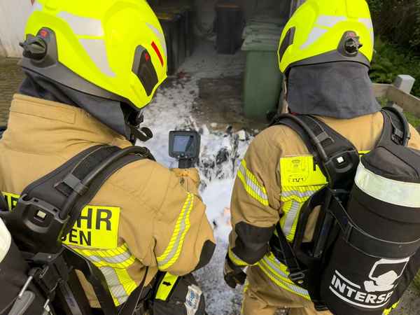 FW-OLL: Mülltonnenbrand in Garage - schnelles Eingreifen verhindert Brandausbreitung