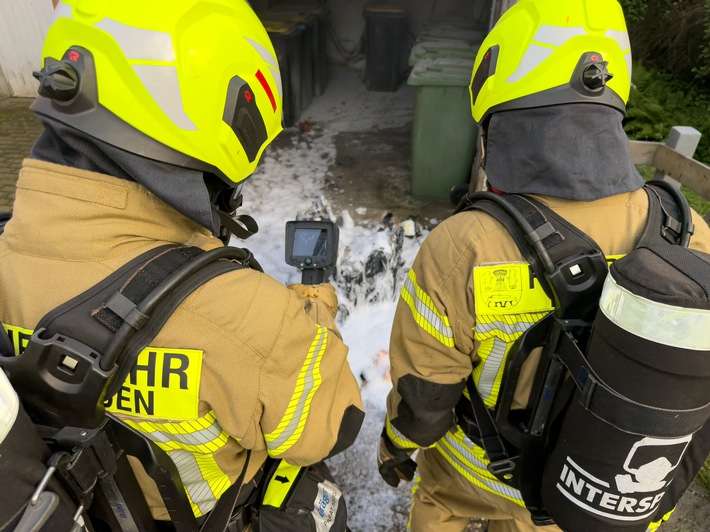 FW-OLL: Mülltonnenbrand in Garage - schnelles Eingreifen verhindert Brandausbreitung